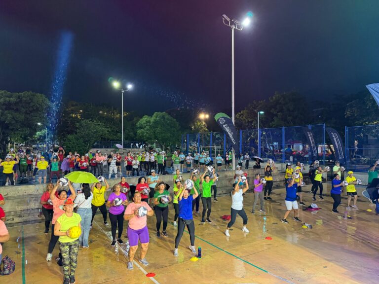 Ciudadanos realizan ejercicios actividad física con balones en jornada nocturna en parque de Barranquilla.