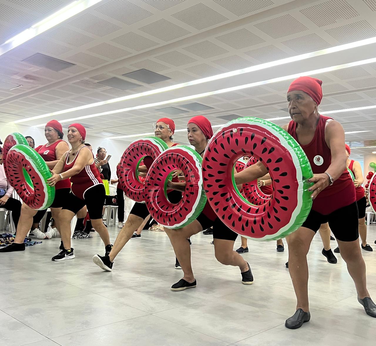 Adultas mayores hacen gimnasia con inflables