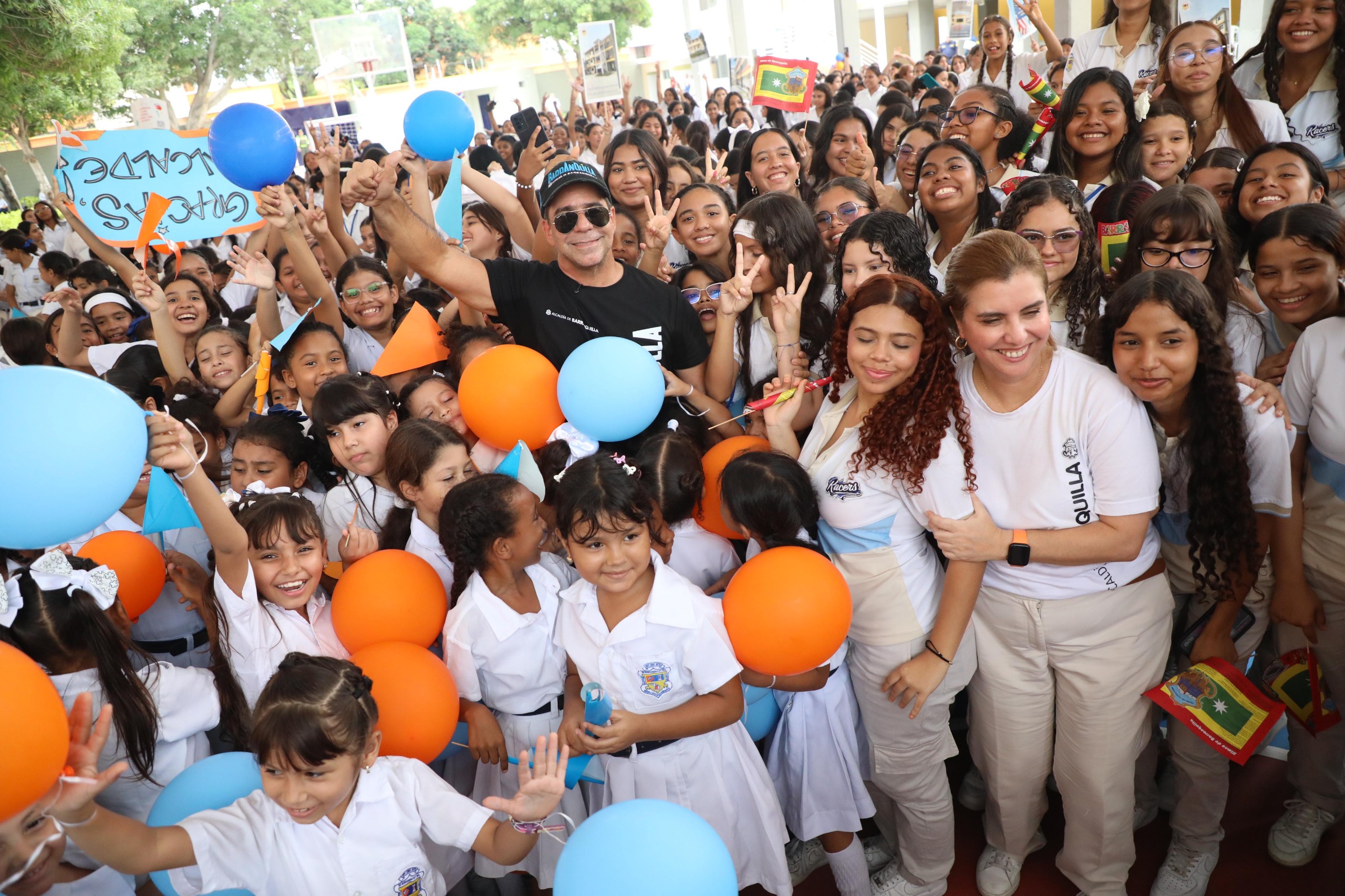 Alcalde Alejandro Char y la secretaria de Educación, Paola Amar, comparten con estudiantes en entrega obras renovadas del IED Mayor de Barranquilla.