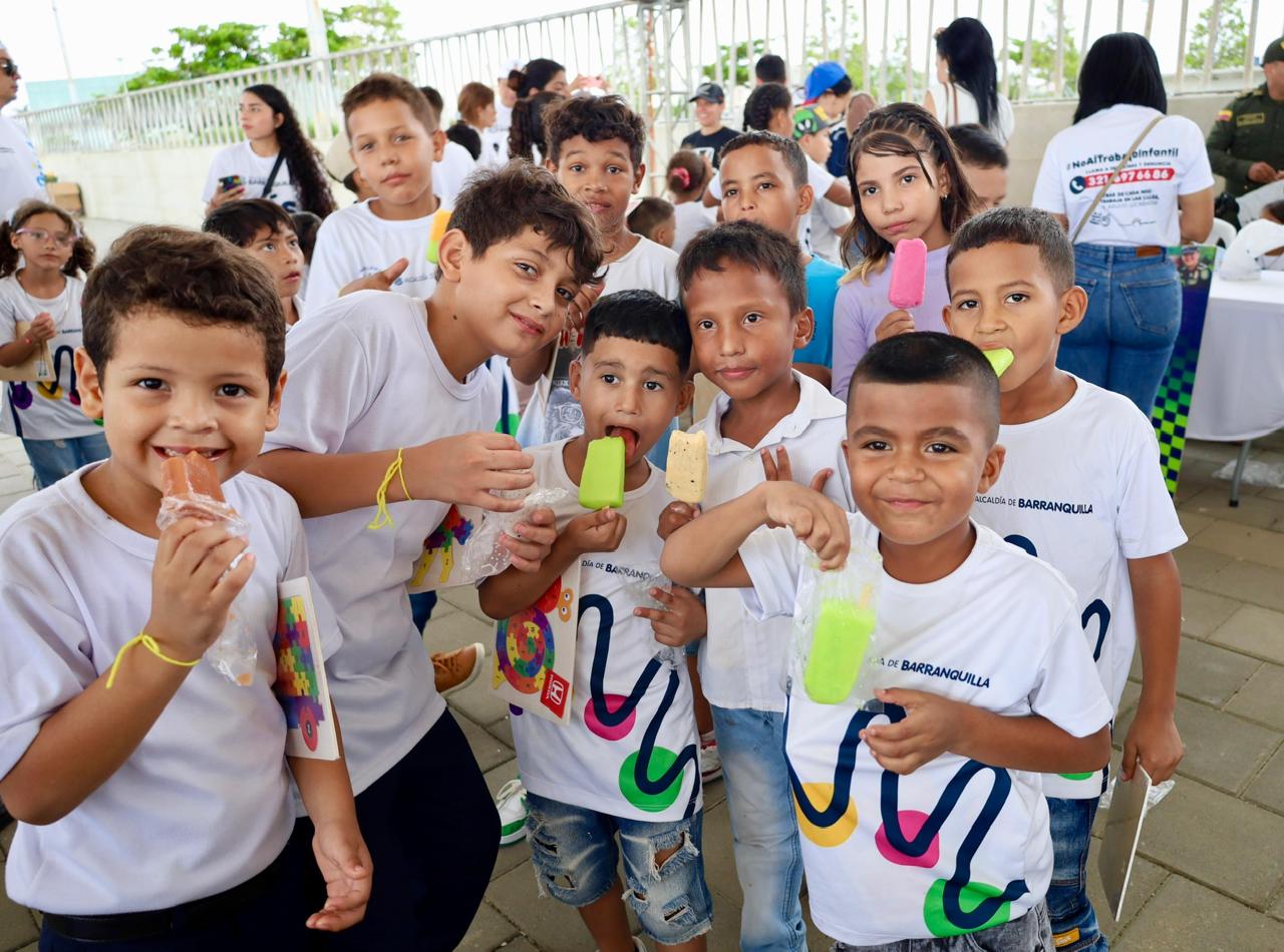 Niños posando para la foto con paletas