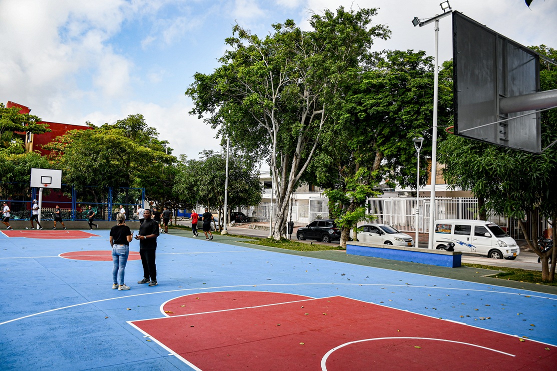 Personas en una cancha deportiva