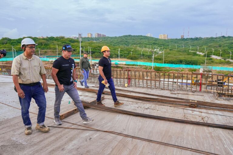 Alcalde Char recorre intercambiador vial en la circunvalar junto a contratistas.