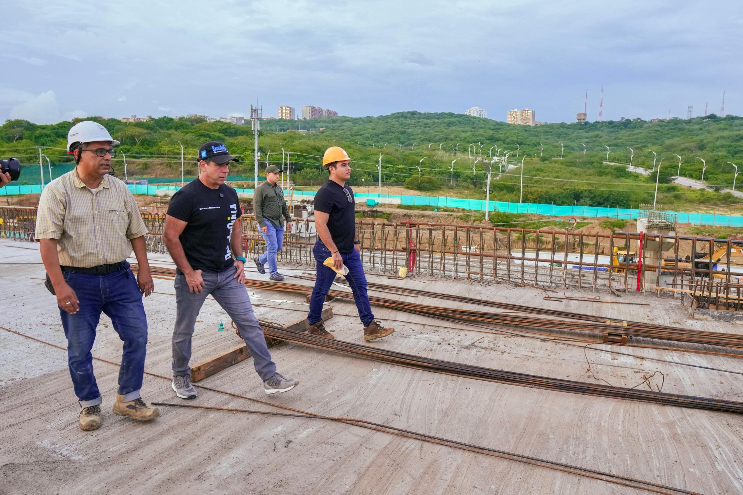 Alcalde Char recorre intercambiador vial en la circunvalar junto a contratistas.
