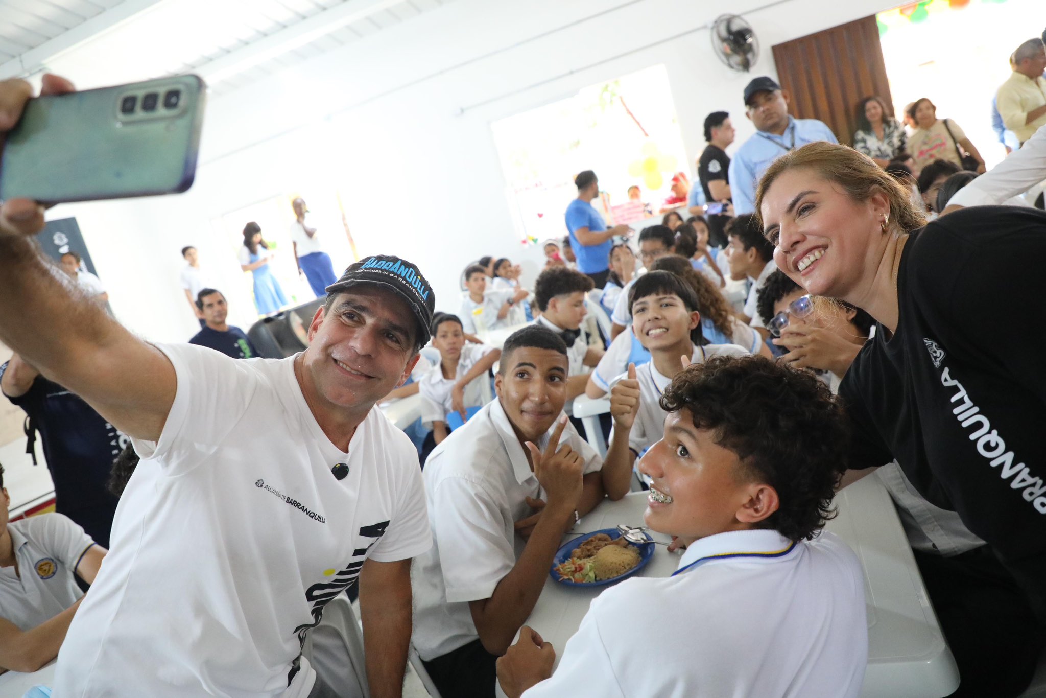 Alcalde char se toma selfish con estudiantes de IUB