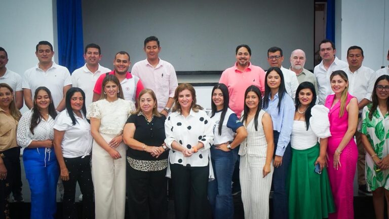 Grupo de personas posando en evento de innovación educativa.