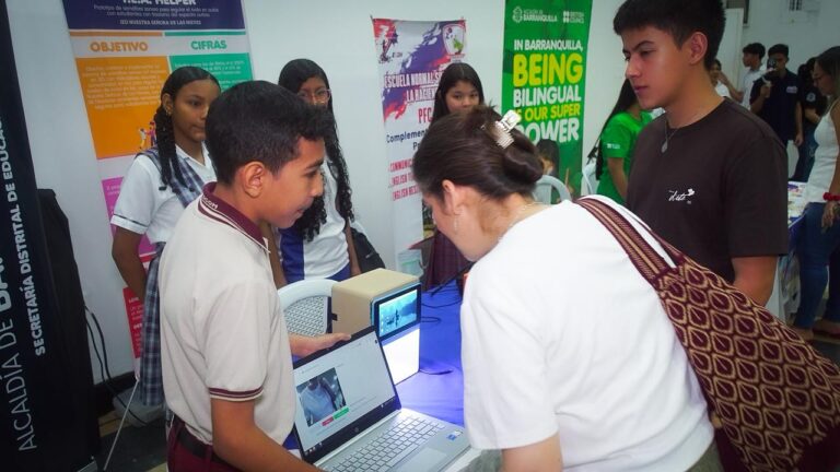 Estudiantes realizan socialización de proyecto educativo.