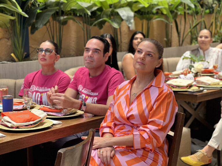 Mujeres y hombres del evento de lanzamiento de modas