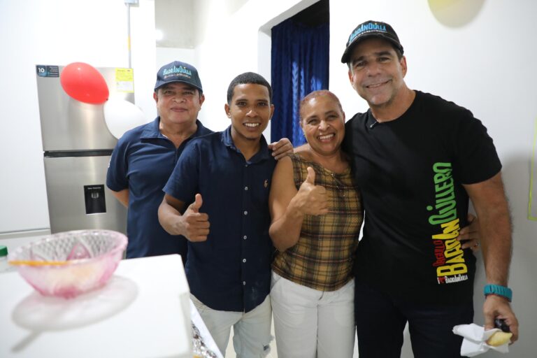 Alcalde Char, Rafael Lafond junto a beneficiarios de programa Mejoramiento de Vivienda.