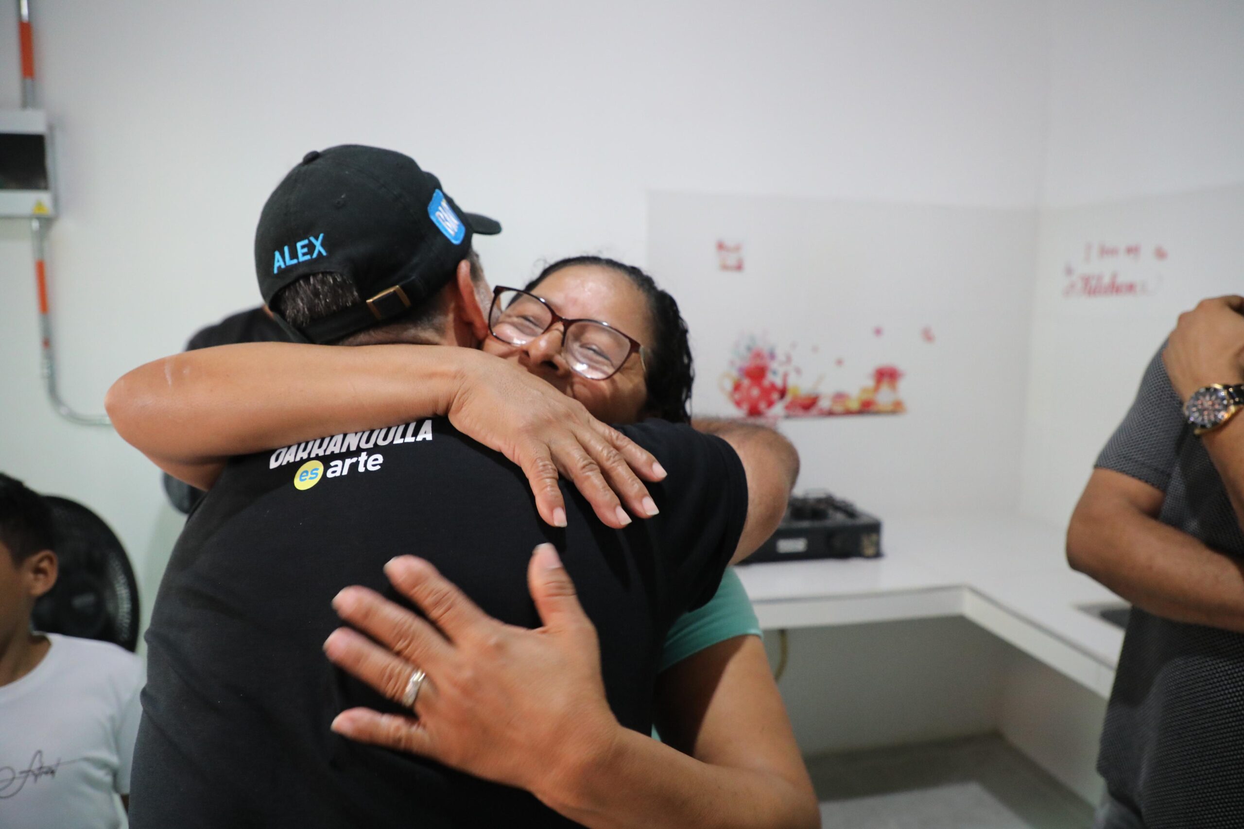 Alcalde Char abraza a beneficiaria del programa de Mejoramiento de Vivienda.
