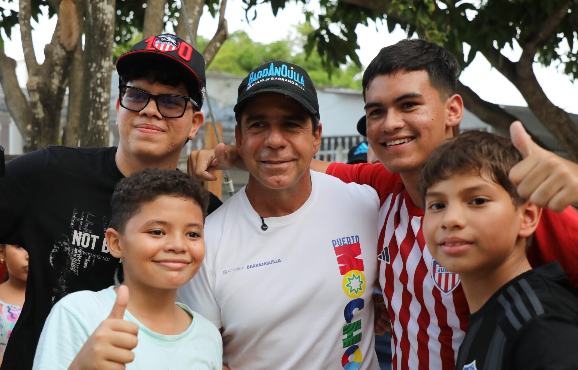 Alcalde Char con niños y jóvenes del barrio