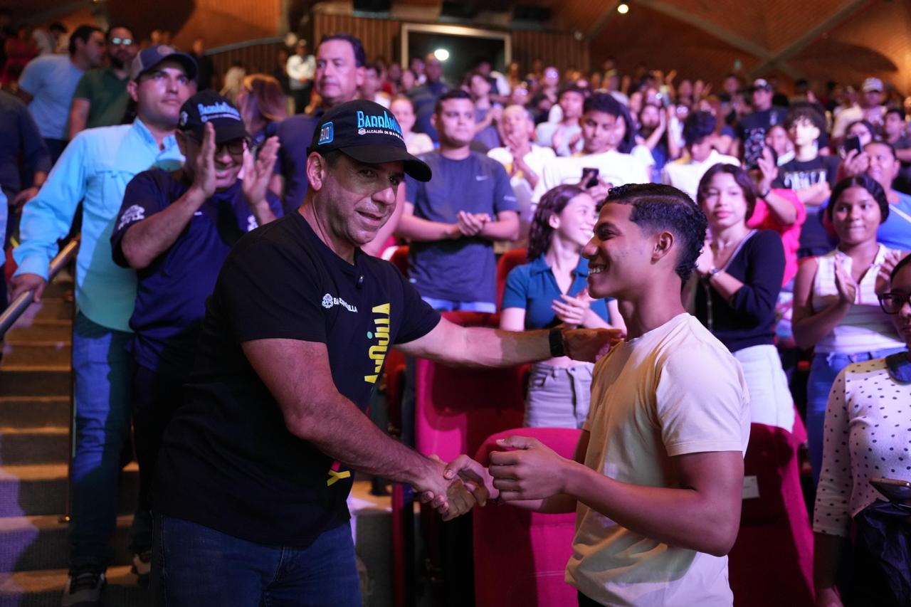 Alejandro Char saluda a los jóvenes en un auditorio