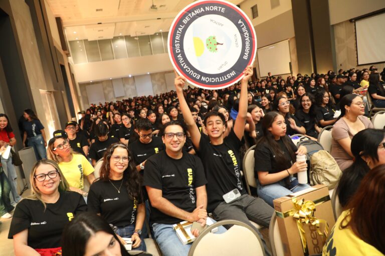 Jóvenes en un auditorio