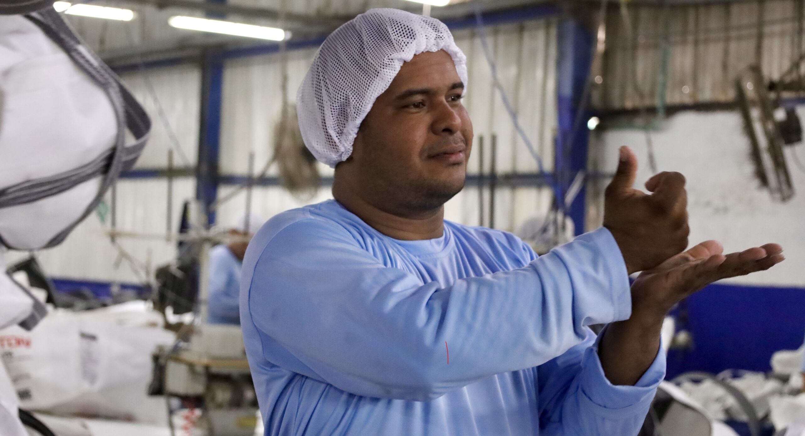 Emprendedor con su atuendo de trabajo sonriente