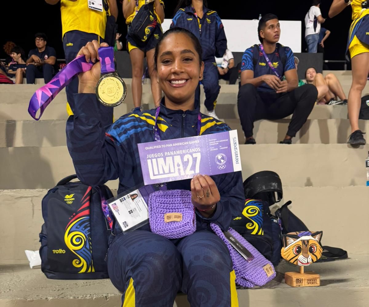atleta del team barranquilla medallista de oro sentada en graderías