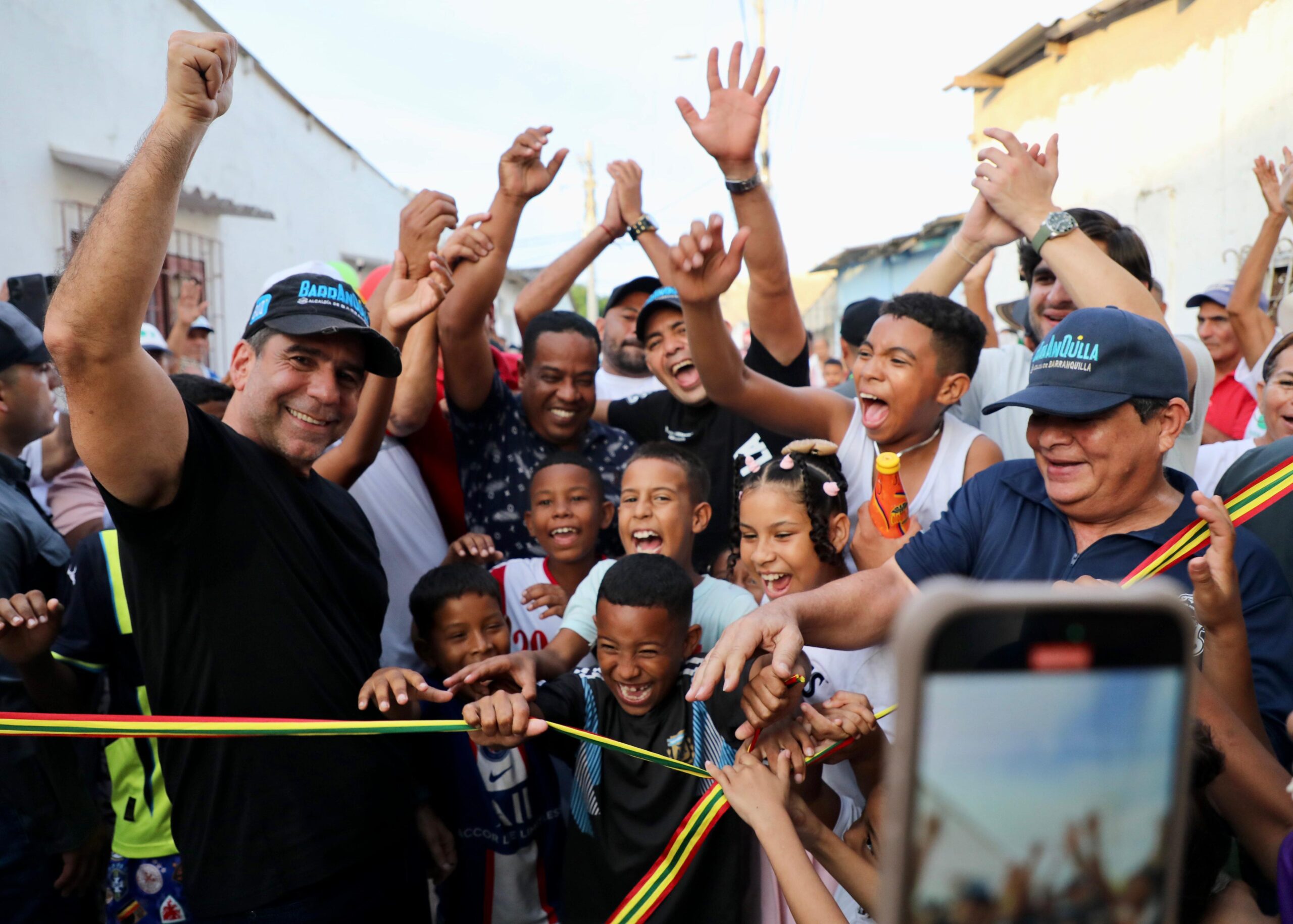 Alcalde Char junto a Rafael Lafont y grupo de ciudadano inauguran nuevas vías en el barrio El Romance.