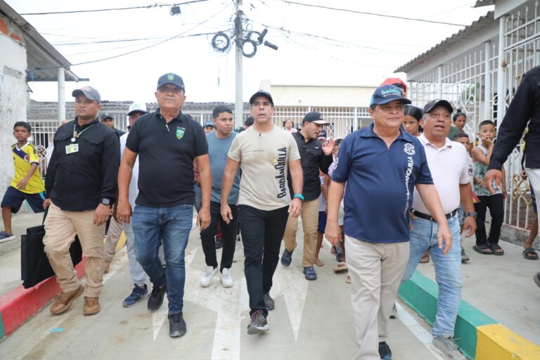 Alcalde en recorrido por calles junto a funcionarios y comunidad