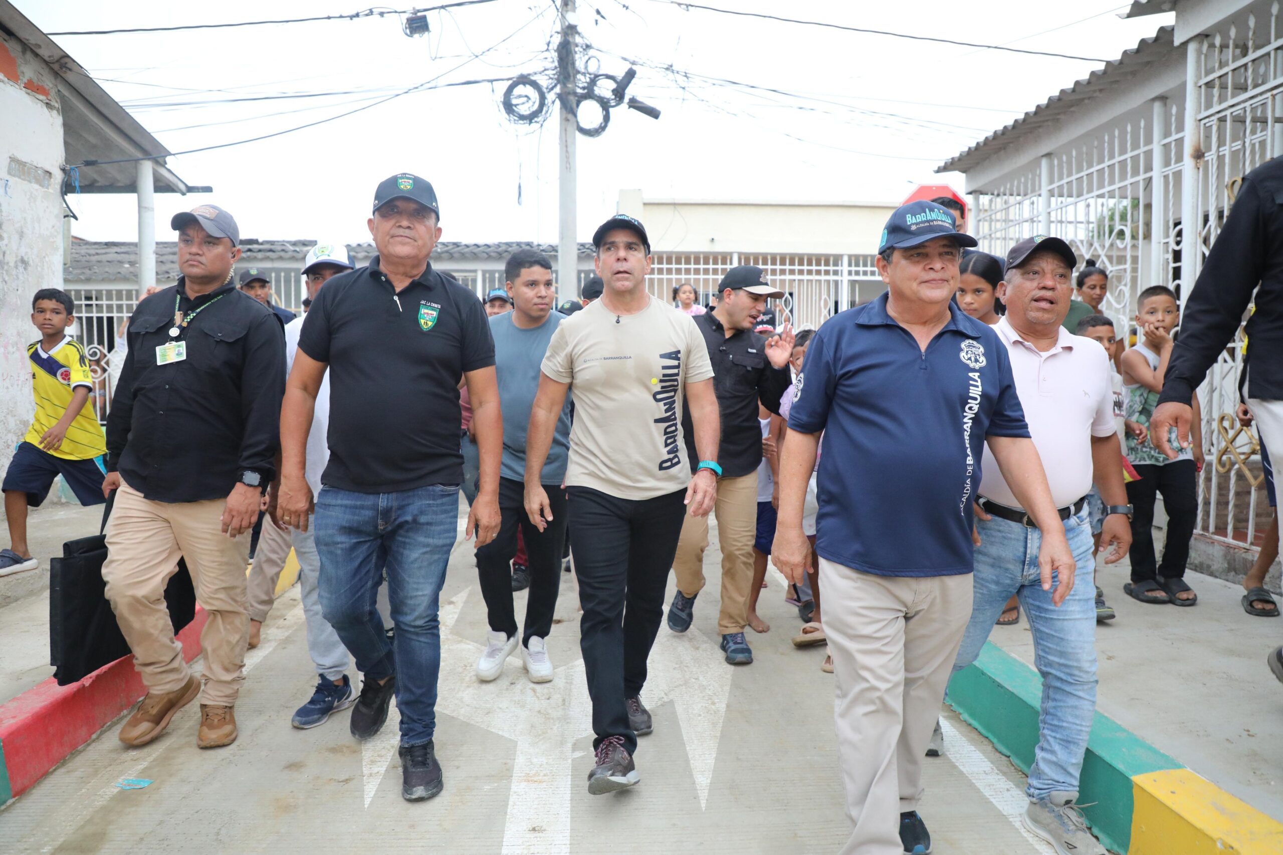 Alcalde en recorrido por calles junto a funcionarios y comunidad