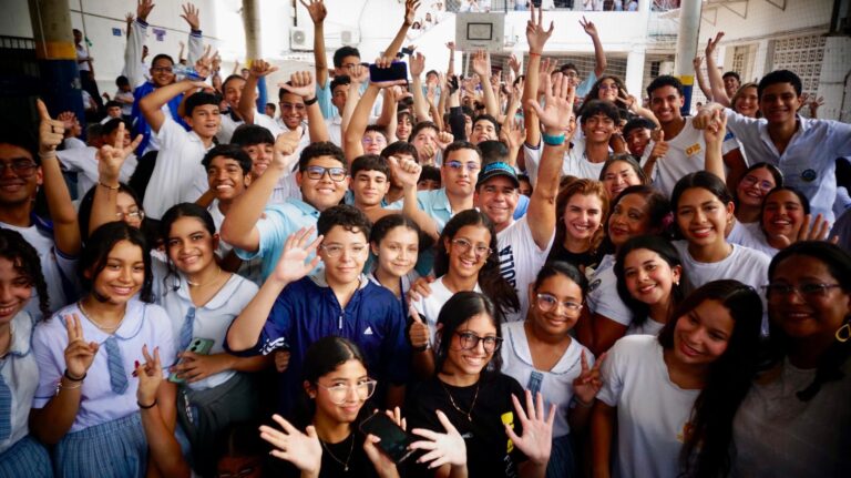 Alcalde Char con numeroso grupo de estudiantes