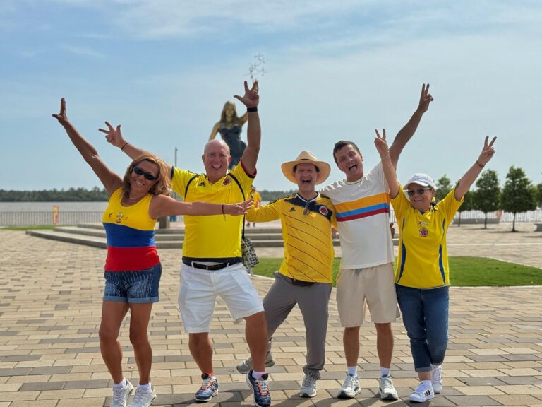 Aficionados con camisetas de la Selección Colombia posan sonrientes y con los brazos en alto en el Gran Malecón.