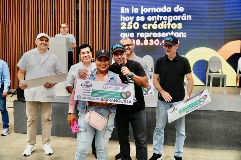 El alcalde Alejandro Char entregando un cheque de Credichévere
