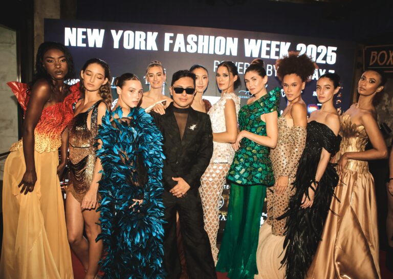 Grupo de modelos con el diseñador Kenn Kozz