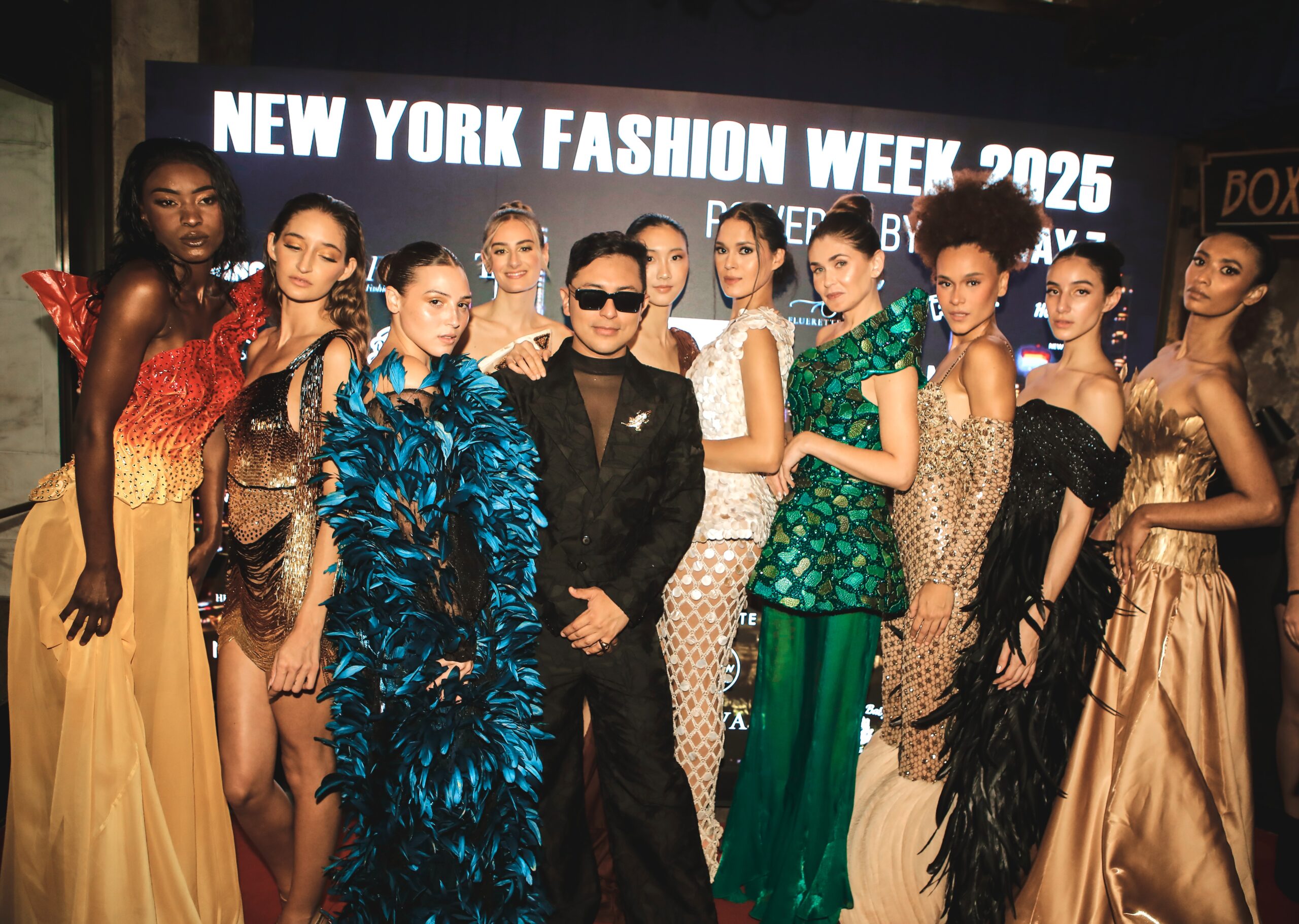 Grupo de modelos con el diseñador Kenn Kozz