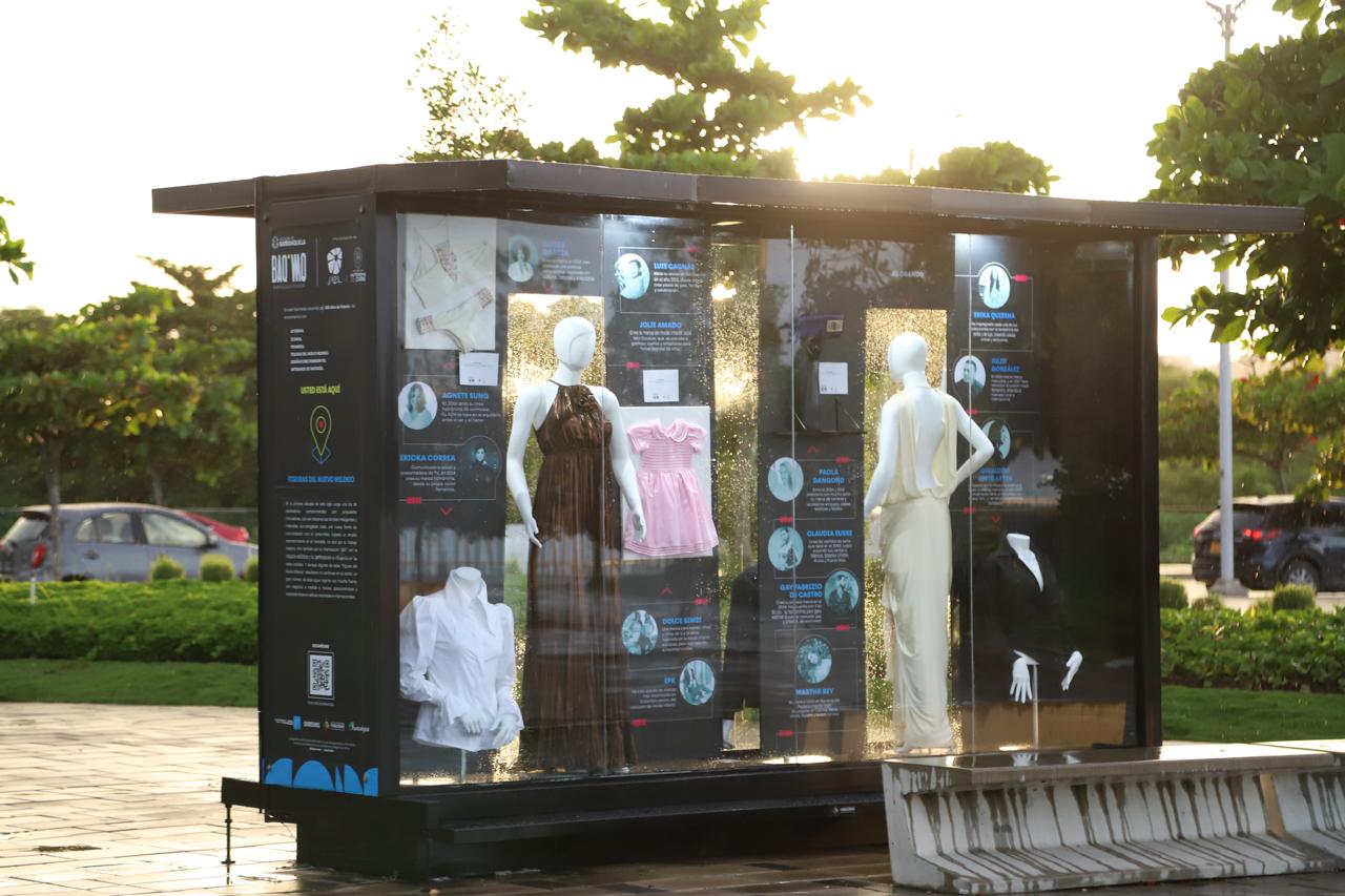 Vitrina de moda con prendas y vestuarios