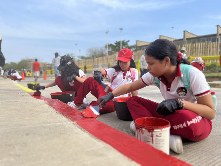 Niñas de una IED pintando andenes en la calle