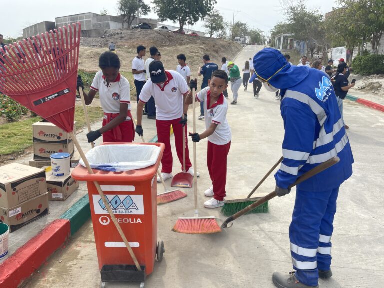 Jóvenes de una IED y operario de la Triple A barriendo en las calles