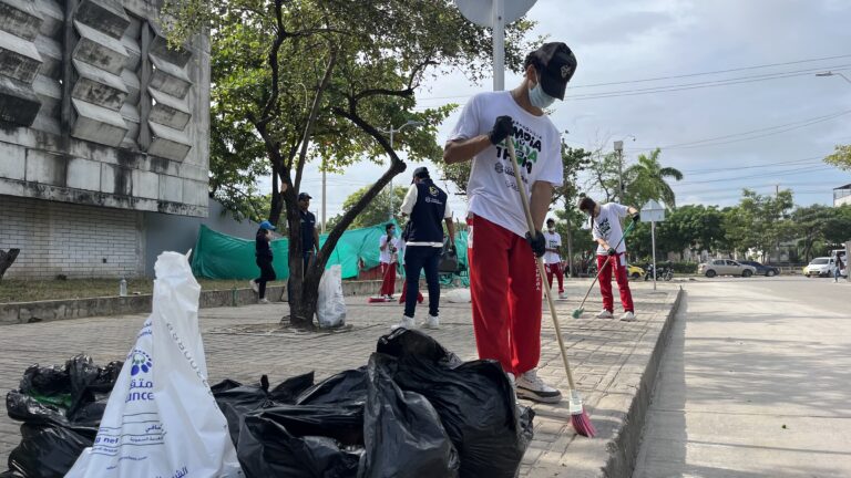 Estudiante de IED barriendo
