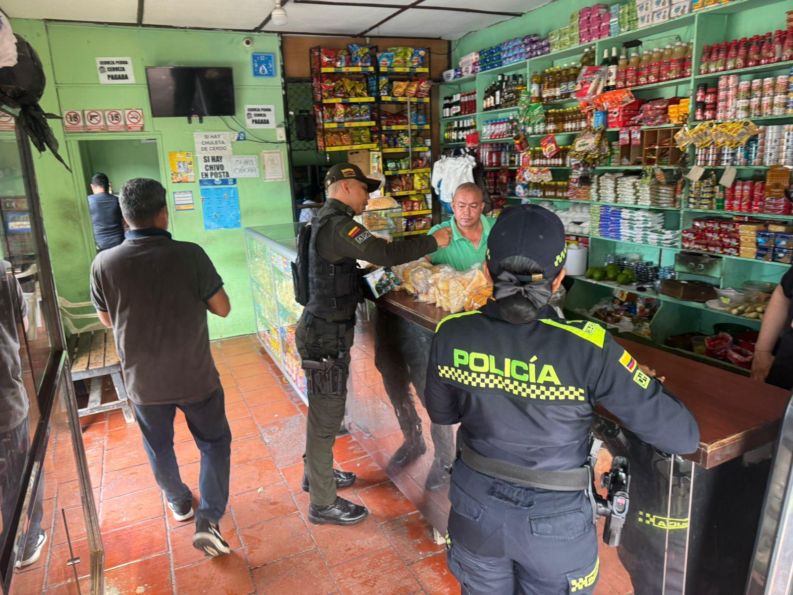 Policía entregando recomendaciones en una tienda