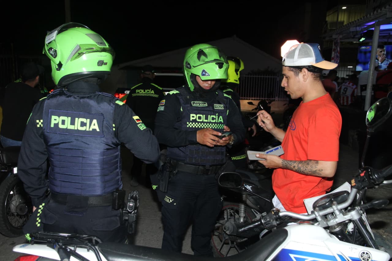 Policía Nacional haciendo una revisión de documentos a un ciudadano.