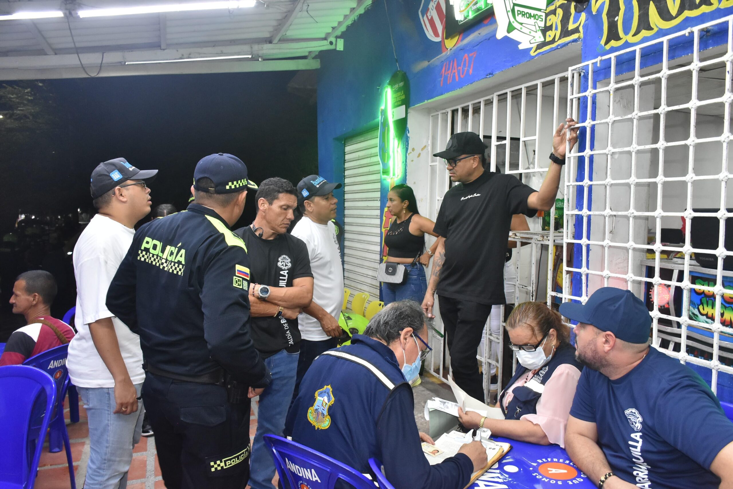 Funcionarios y miembros de la Policía realiza visitan establecimientos de comercio durante operativo ‘Caravanas por la Vida’,