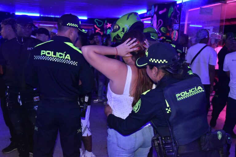 Policía realiza requisa a una mujer durante operativo de las ‘Caravanas por la Vida’ en Barranquilla.