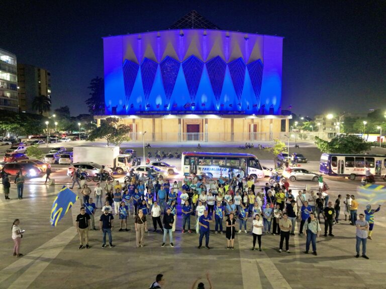 Vista nocturna de la Catedral Metropolitana María Reina de Barranquilla iluminada con luces azules en su fachada principal.