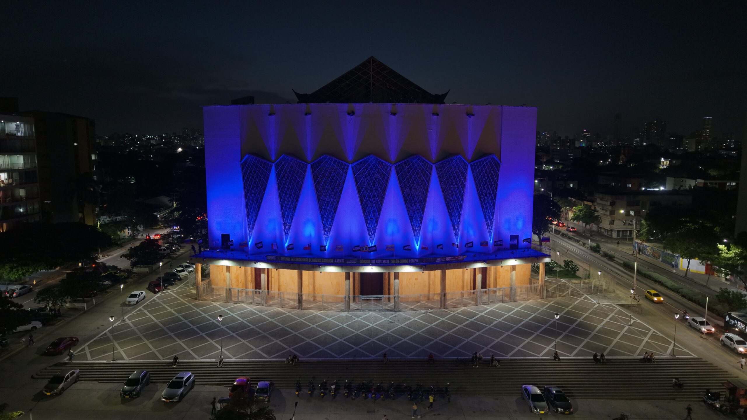 Vista nocturna de la Catedral Metropolitana María Reina de Barranquilla iluminada con luces azules en su fachada principal.
