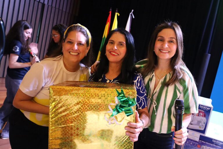 María Eugenia Yunis y Katia Nule acompañan a una beneficiaria del programa De la Mano con la Primera.