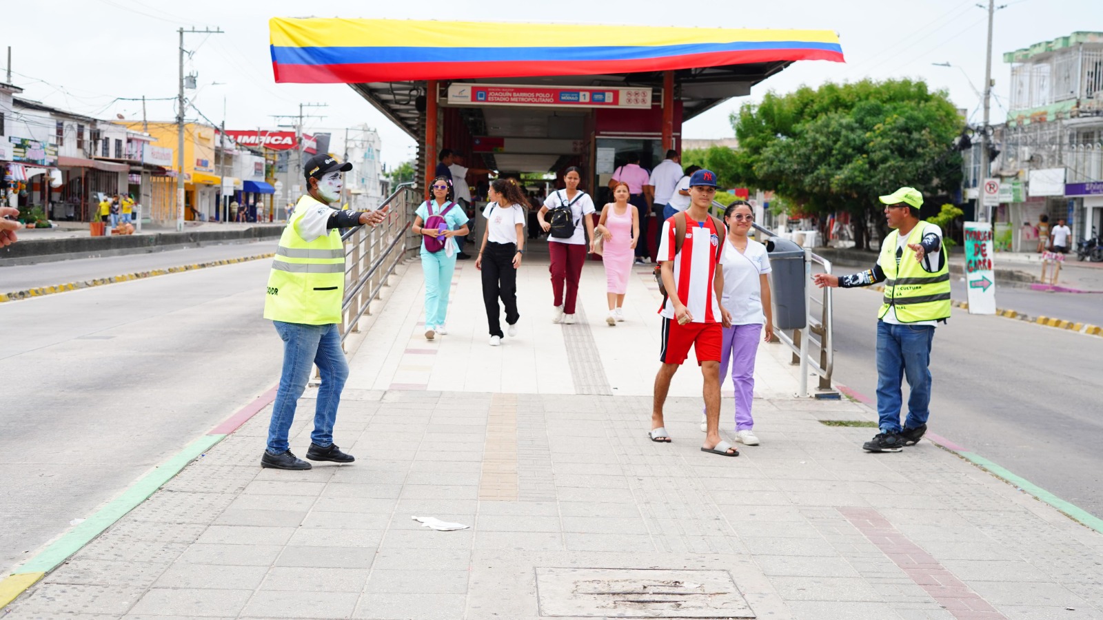 Educadores viales en el estadio del Metropolitano indicando a los ciudadanos los senderos peatonales