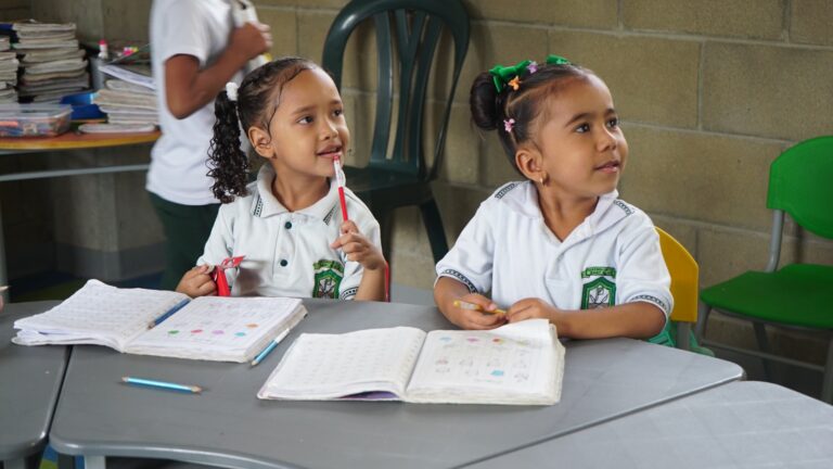 Dos niñas en el colegio.