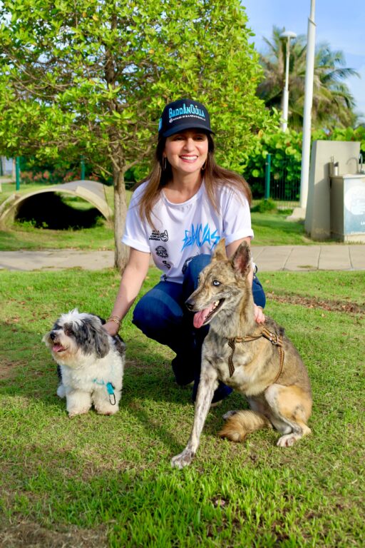 Primera Dama Katia Nule con dos perros en un parque