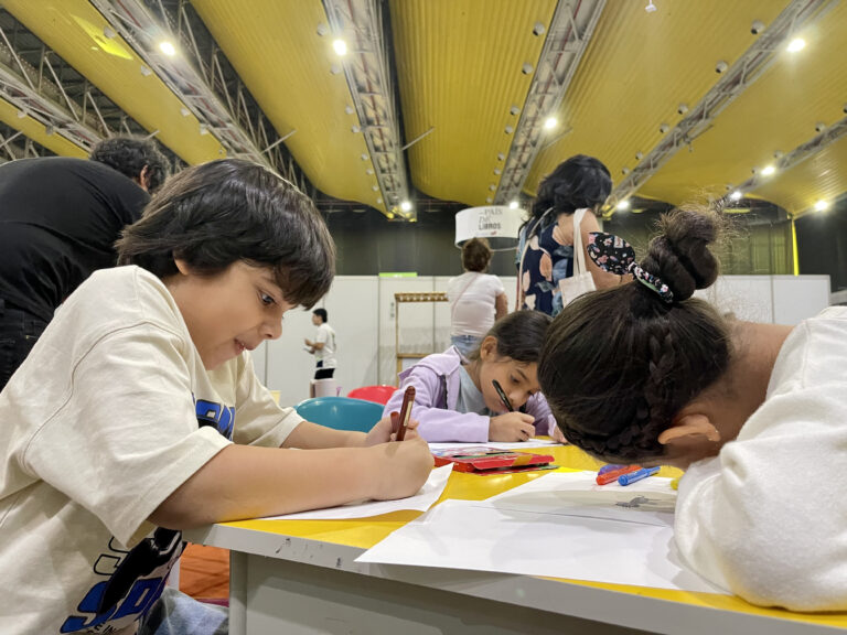Niños dibujando en una feria del libro