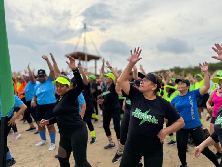 Usuarias de nuestra estrategia ‘ muévete a otro nivel’ disfrutando de una jornada de actividad física en Puerto Mocho