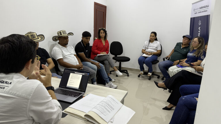 Autoridades locales juntoa representantes de la curul étnica reunidos en la Alcaldía Local