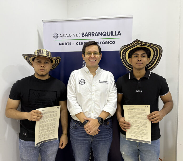 Representantes de la comunidad indigena sonrien junto al alcalde local