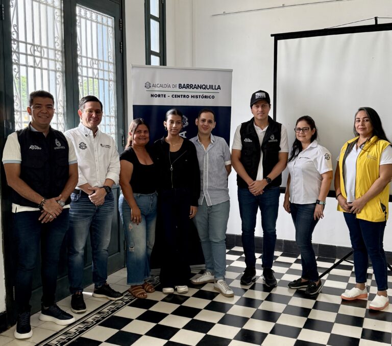 En la imagen posan frente a la cámara el alcalde local, Laurian Puerta Ruiz, el representante titular y suplente y representantes de la Unidad para las Víctimas Territorial Atlántico, la Mesa de Participación de Víctimas, y el apoyo del Enlace Distrital de Víctimas de la Secretaría de Gestión Social y la Oficina de Participación Ciudadana.