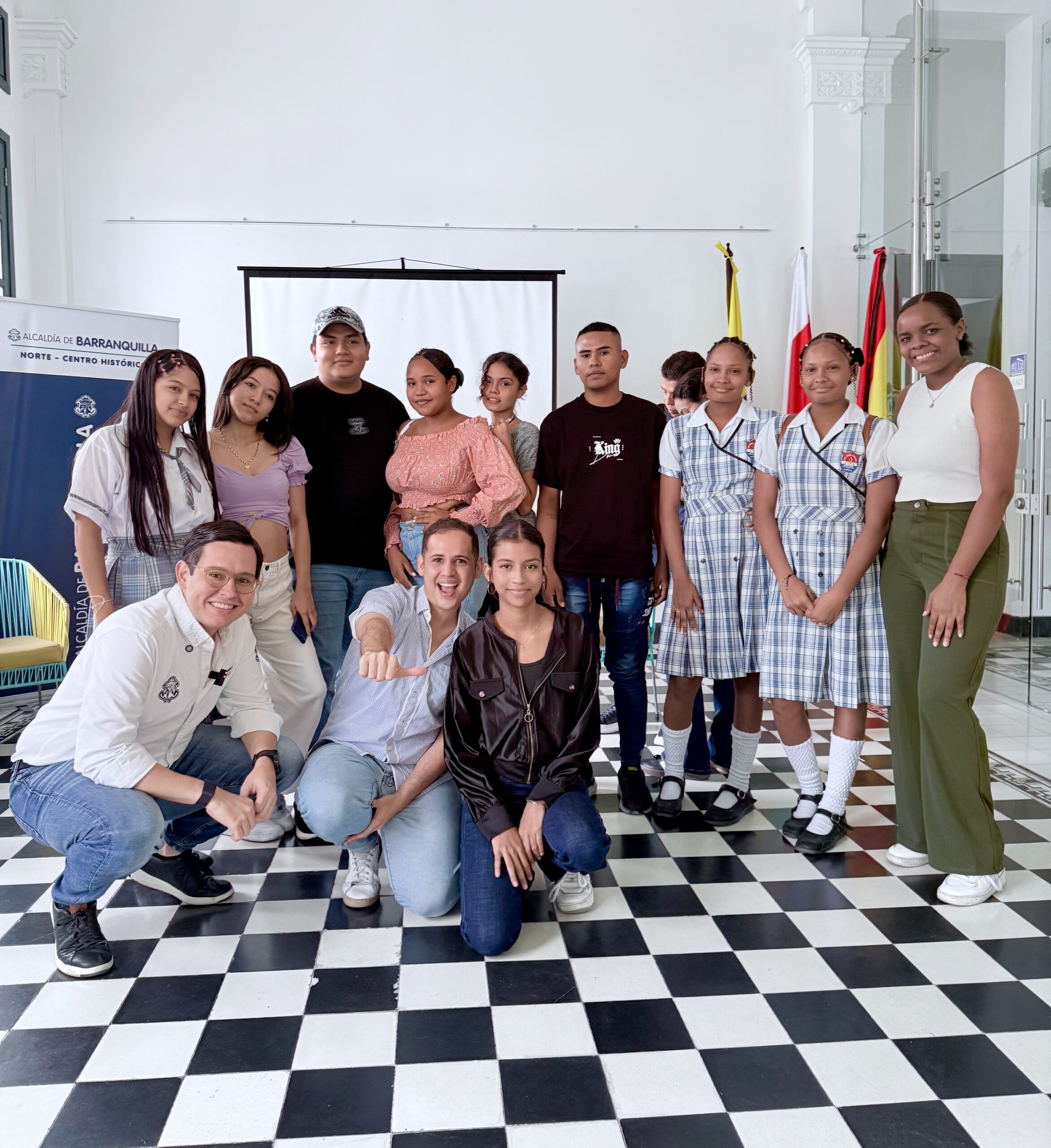 Alcalde local posa junto a víctimas del conflicto armado