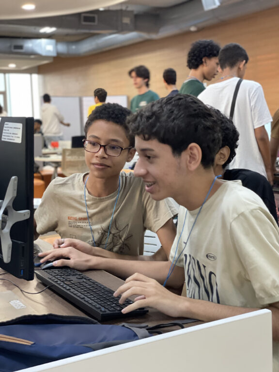 estudiantes sentados frente a un PC