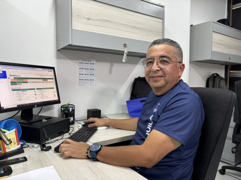 Funcionario laborando en su puesto de trabajo, en plano medio 