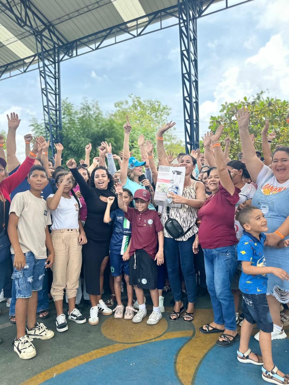 Ana María Aljure comparte con niños, niñas, jóvenes y mujeres que sonríen con entusiasmo durante una actividad de Inclúyete+.