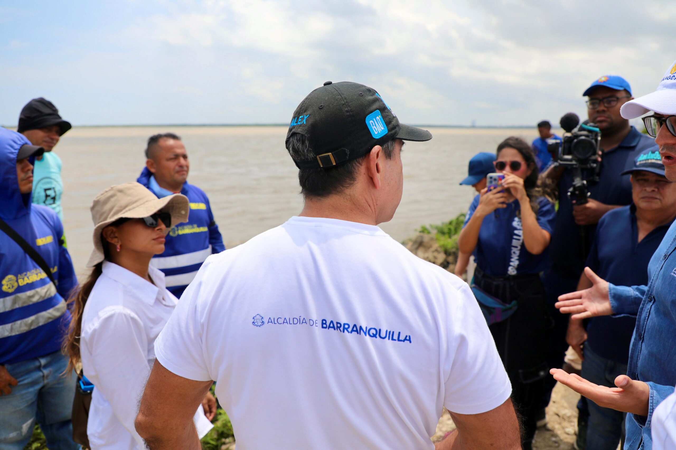 Alcalde Char y funcionarios visitando tajamares